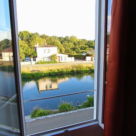 Ferienwohnung Au Bord De L'Eau Coulon Exterior foto